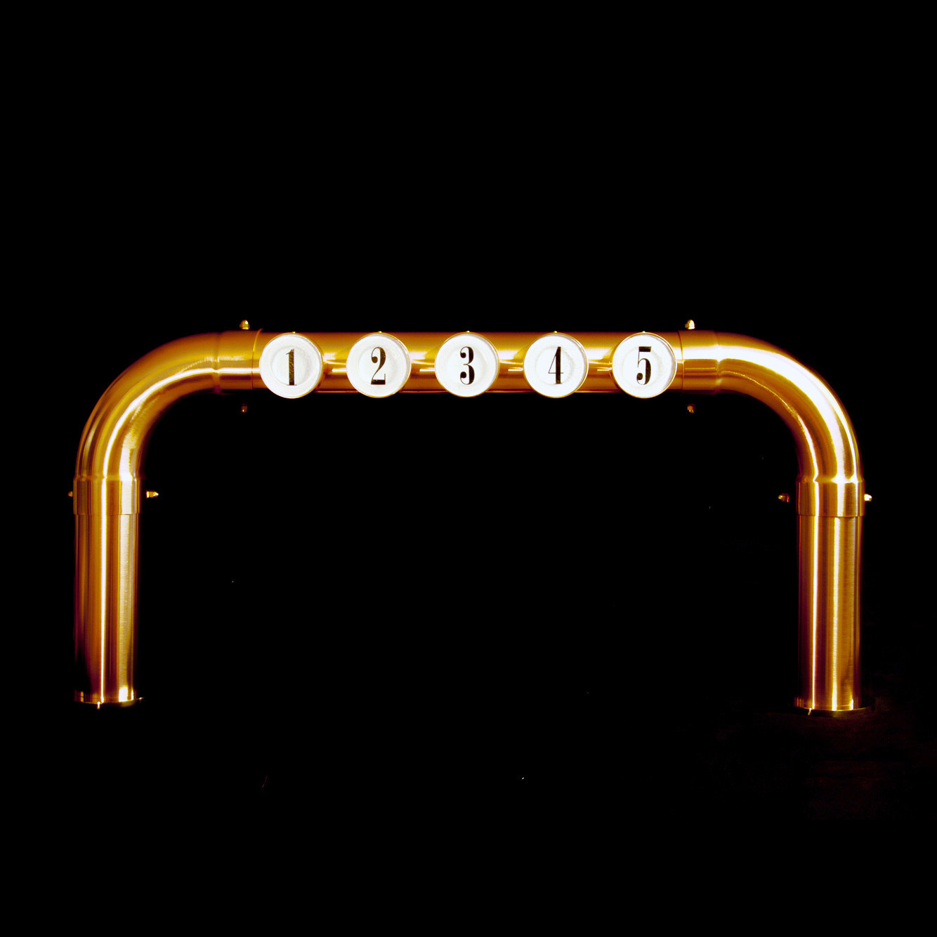 Columbus_5 minimalistyczna, ale wciąż masywna bramka z miedzi na 5 kranów do piwa