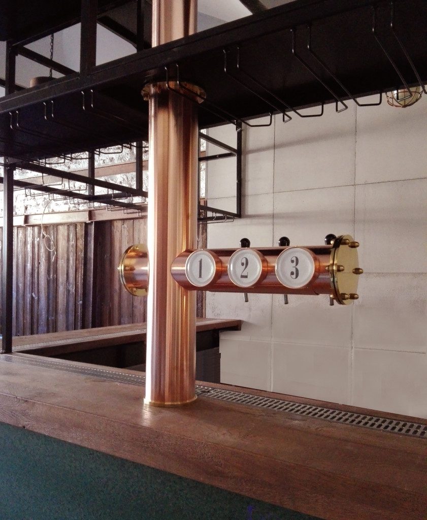 Industrialna kolumna piwna z miedzi – surowy design do loftu w Bielsku-Białej
