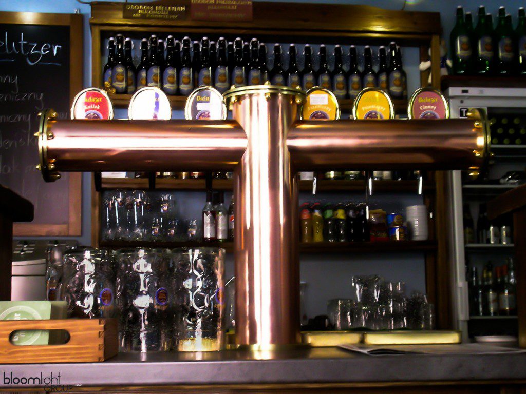 Miedziana kolumna T w browarze restauracyjnym w Bielsku-Białej