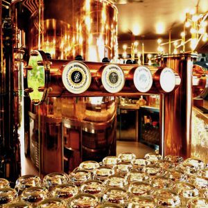 Nalewak do piwa z miedzi rzemieślnicza jakość w browarze restauracyjnym Chorzów