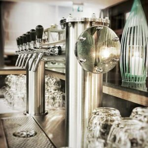 Stalowy nalewak do piwa Target 6 w klimacie loftowym – nowoczesna instalacja barowa ze stali.