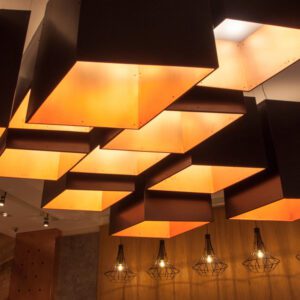 Ręcznie szlifowane wnętrze miedzianej lampy wiszącej– detal wnętrzarski do hotelu Sopot