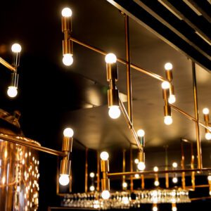 Lampy miedziane do lobby – ciepłe oświetlenie budujące klimat luksusu. hotel montaż: Sopot