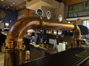 Nalewak do piwa typu bridge (bramka) Columbus P na 6 kranów – realizacja w Krakowie.