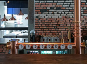 nalewak do piwa miedziany dla browaru strzegom SAAZ 8 kranowy, pyton z sufitu