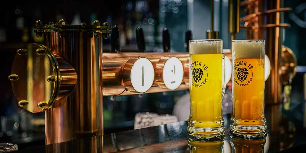 Luksusowa miedziana kolumna barowa – instalacja premium